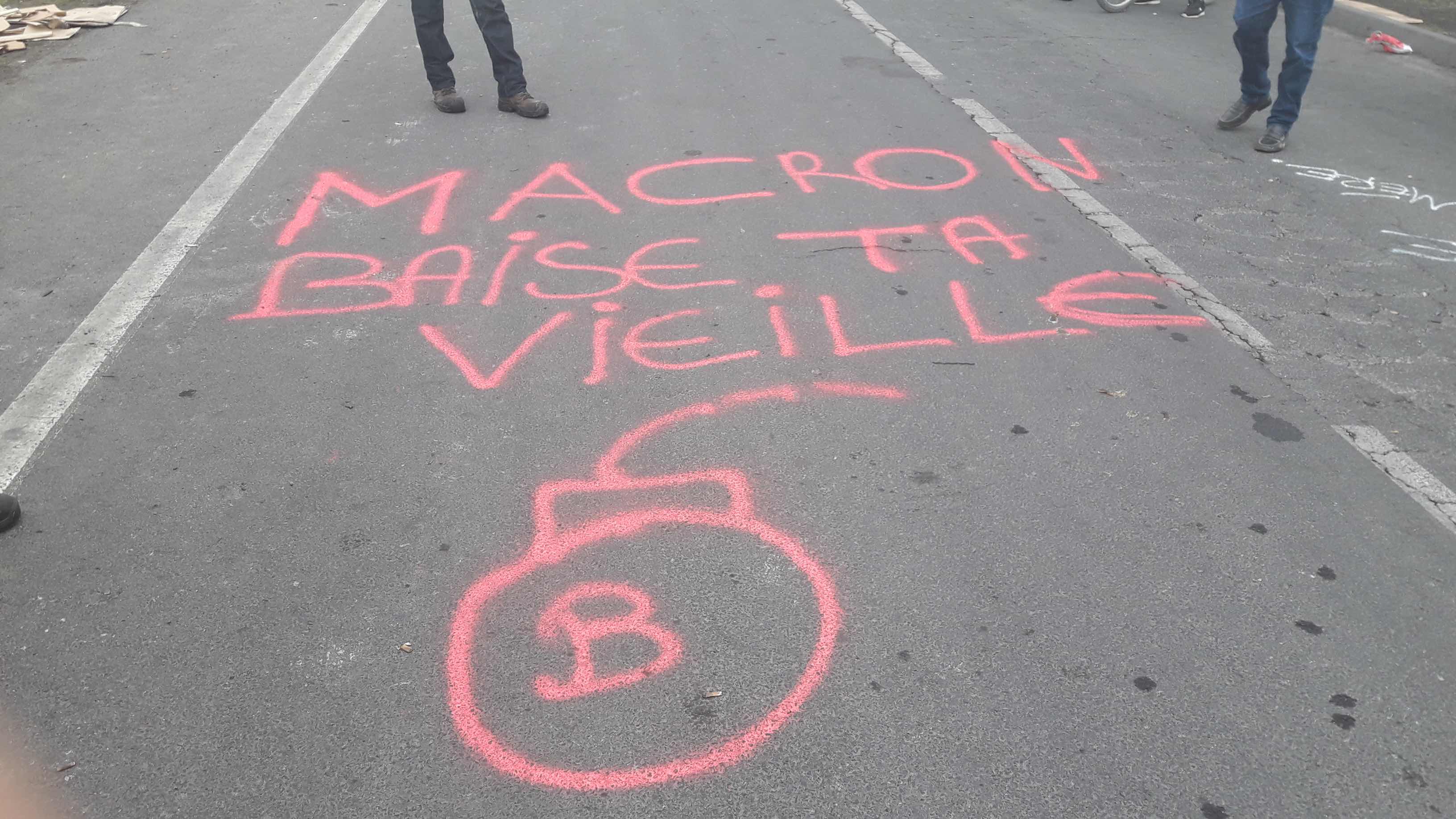 Tag : « Macron baise ta vielle »