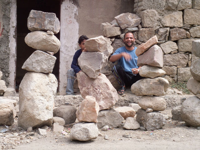 Ziad pose avec ses "idoles pré-islamiques"