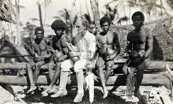 cinq hommes assis sur un banc, quatre aborigènes et un anglais sur son 31.